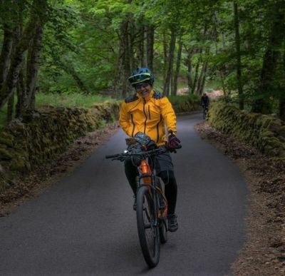 Alex De Moraes Cycling on the  tour with redspokes